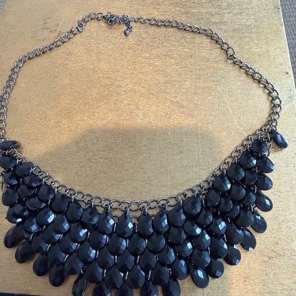 Chic Black Teardrop Necklace - Picture 3 of 5